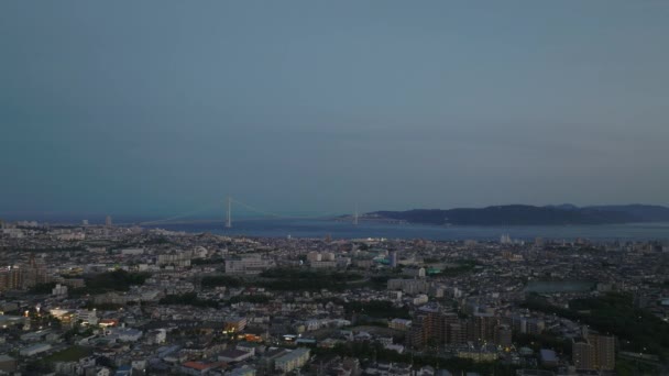 以悬索桥为背景 俯冲在蔓延的沿海城市上空 高质量的4K镜头 — 图库视频影像