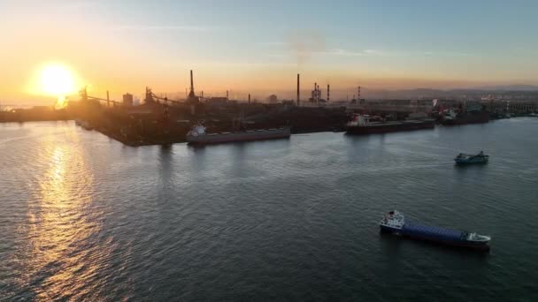 Pomalý Ústup Lodě Průmyslovou Továrnu Komíny Při Západu Slunce Vysoce — Stock video