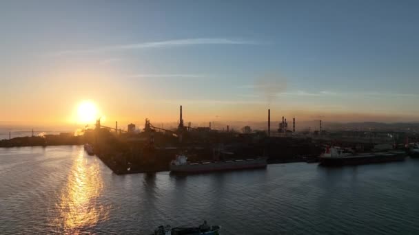 Luchtwaardig Boven Schepen Buurt Van Industriële Verwerkingsfabriek Bij Zonsondergang Hoge — Stockvideo