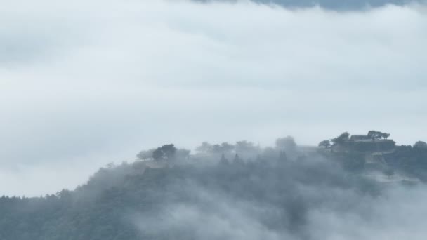 Pan Através Ruínas Históricas Castelo Takeda Nevoeiro Pesado Imagens Alta — Vídeo de Stock