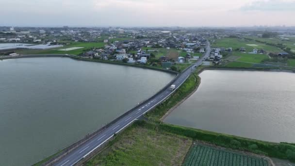 Kleine Vrachtwagen Rijdt Weg Door Water Opslagvijvers Het Platteland Hoge — Stockvideo