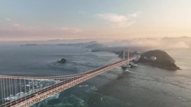 Günbatımında Naruto Köprüsü ve güçlü okyanus akıntısı. Yüksek kalite 4k görüntü