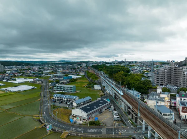 Kula Tåghastigheter Längs Upphöjda Spår Genom Förorten Japan Högkvalitativt Foto — Stockfoto