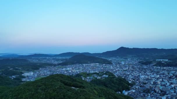 Amanhecer Sobrevoando Pequena Cidade Cercada Por Montanhas Verdes Imagens Alta — Vídeo de Stock