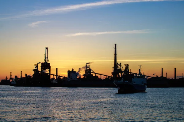 Dramatic Sunset Smokestacks Cargo Ship Anchored Industrial Refinery High Quality — Stock Photo, Image