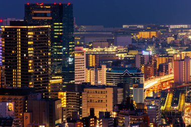 Yüksek ofis binası ve geceleri şehir merkezinde geniş daireler. Yüksek kalite fotoğraf