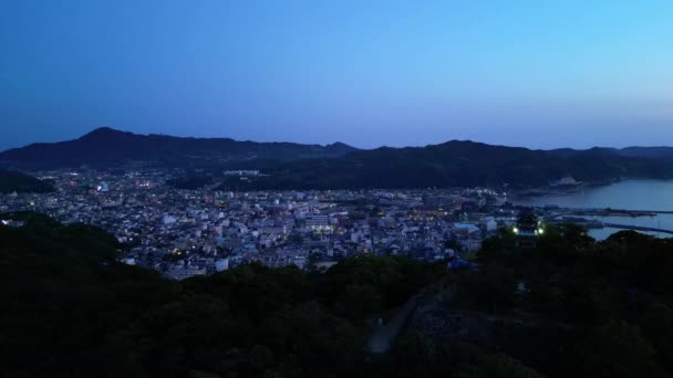 Flyby Sumuto Castle Overlooking Coastal Town Dawn High Quality Footage — Wideo stockowe