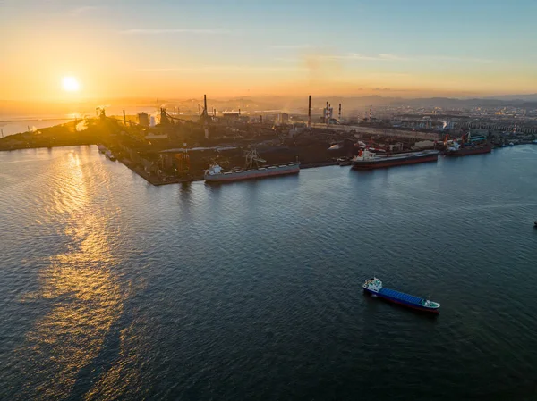 Cargo Ships Docked Large Industrial Facility Smokestacks Sunset High Quality — Stock Photo, Image