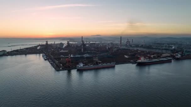 Timelapse Aérienne Tuyaux Eau Cheminées Raffinerie Industrielle Coucher Soleil Images — Video