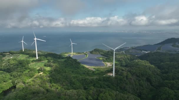 Parche Sol Mueve Sobre Turbinas Eólicas Paneles Solares Ladera Costera — Vídeos de Stock