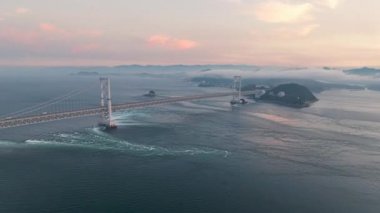 Gün batımında Naruto Köprüsü 'nün altında güçlü gelgit akıntısı. Yüksek kalite 4k görüntü
