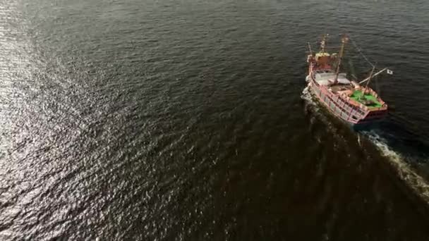 Oldalnézet Régi Vitorlás Hajó Motorozás Nyílt Vízen Napsütéses Napon Kiváló — Stock videók