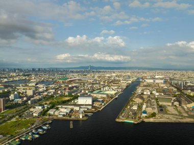 Endüstriyel limandan geniş şehre doğru kanal açın. Yüksek kalite fotoğraf