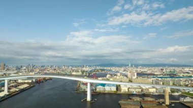 Nehir üzerindeki köprüde ve yayılan şehirde geri çekiliyoruz. Yüksek kalite 4k görüntü