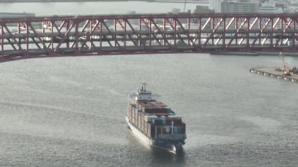 Overhead View Container Ship Bridge Steady Traffic High Quality Footage — Stockvideo