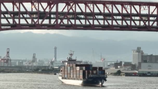 Osaka Japán 2022 Július Teljesen Megrakott Teherhajó Vitorlázik Híd Alatt — Stock videók