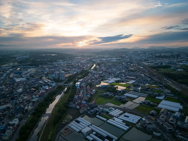 Nehir, gündoğumunda banliyödeki tarım alanından ayrılır. Yüksek kalite fotoğraf
