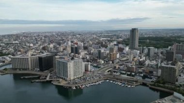 Akashi şehir merkezinde hava desteği ve limana yanaşmış tekneler. Yüksek kalite 4k görüntü