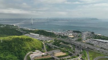 Otobanda yavaşça geri çekilip Akashi Köprüsü 'nde mola vereceğiz. Yüksek kalite 4k görüntü