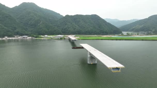 Ruotare Intorno Ponte Costruzione Fiume Dalle Montagne Filmati Alta Qualità — Video Stock