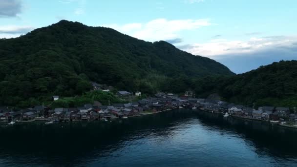 Rising Small Fishing Village Mountains Sea Dusk High Quality Footage — Stok video