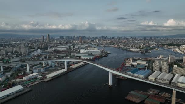 Slow Pullback Bridge River Sprawling City Sea Level High Quality — Stock videók