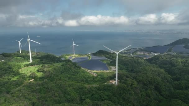 Vuelta Aérea Alrededor Turbinas Eólicas Paneles Solares Con Parche Sol — Vídeos de Stock