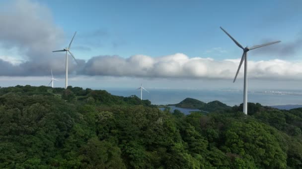 Stacionární Pohled Větrné Turbíny Rotující Energetické Farmě Vzdálenými Mraky Vysoce — Stock video