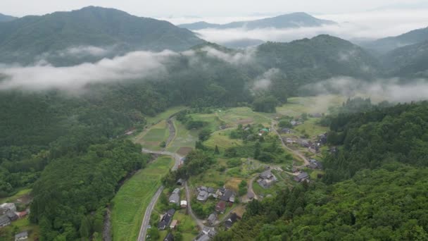 Aerial Pullback Morning Fog Clears Remote Mountain Village High Quality — Vídeo de Stock