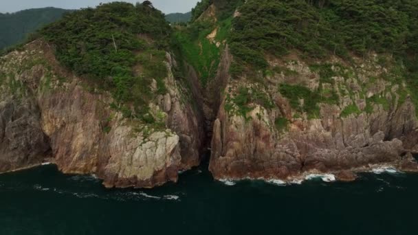 Subir Sobre Penhascos Desfiladeiro Ondulado Costa Rochosa Imagens Alta Qualidade — Vídeo de Stock