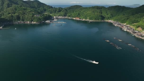 Motori Piccola Barca Attraverso Baia Protetta Piccolo Villaggio Pescatori Costieri — Video Stock