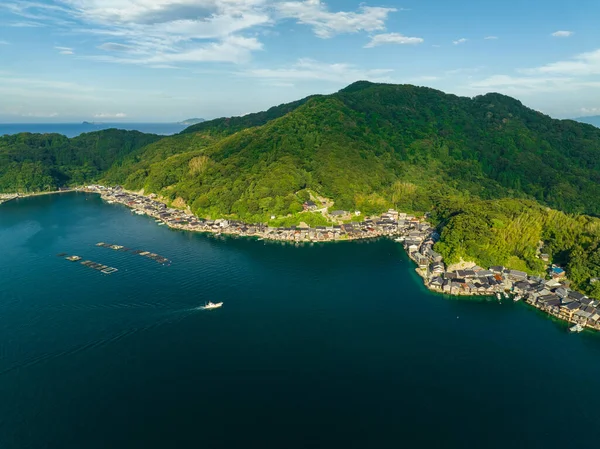 Aerial View Small Boat Approaching Coastal Fishing Village Mountain High — Fotografia de Stock