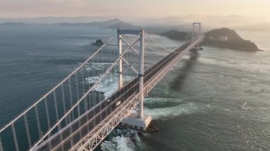 Güçlü akım üzerinde hafif trafik varken asma köprü etrafında dönüyor. Yüksek kalite 4k görüntü