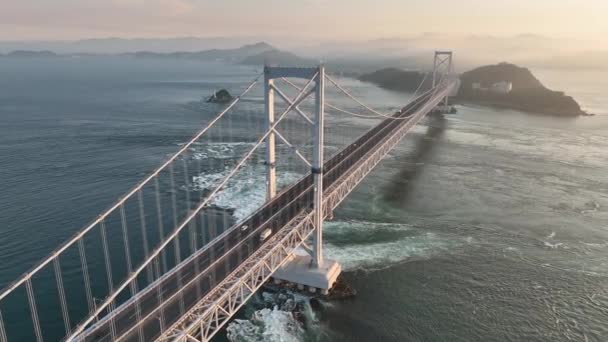 Točí Kolem Visutého Mostu Lehkým Provozem Přes Silný Proud Vysoce — Stock video