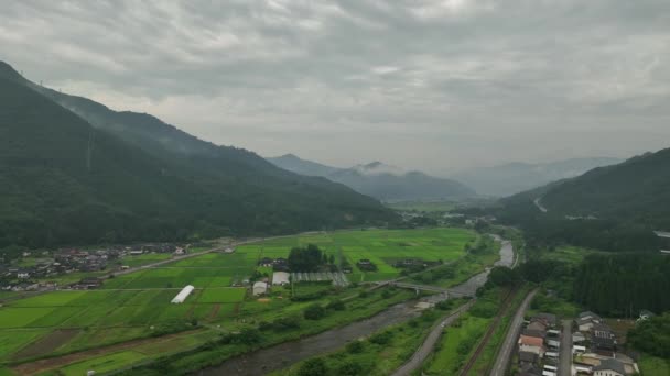 Slow Pullback Green Valley Small Community Misty Mountains High Quality — Vídeo de Stock