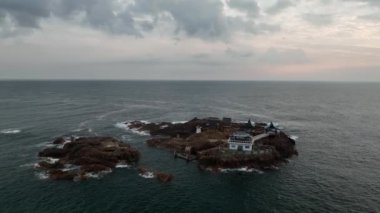Şafak vakti küçük kayalık adadaki türbe ve pavyonda yavaş yavaş geri çekiliyoruz. Yüksek kalite 4k görüntü