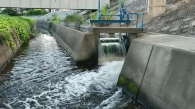 Su geçitten kanala ağır çekimde akar. Yüksek kalite 4k görüntü