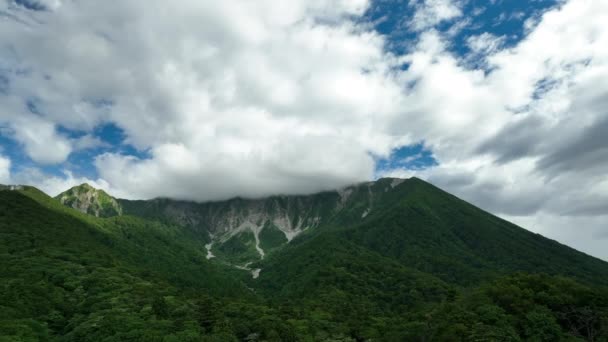 Pullback Clouded Peak Daisen Forested Slopes High Quality Footage — Wideo stockowe