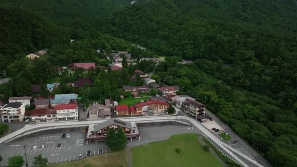 Mountain Town Visitor Center Mostly Empty Parking Lot Season High — ストック動画