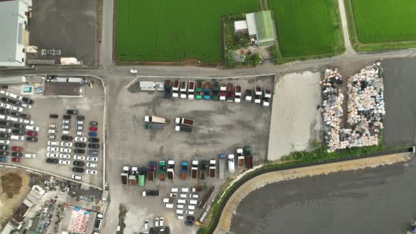 Top Aerial View Car Narrow Road Moving Parking Lot Green — Vídeo de stock