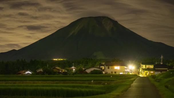 Night Timelapse Country Road Leads Lit Houses Foot Daisen Clouds — Vídeo de Stock