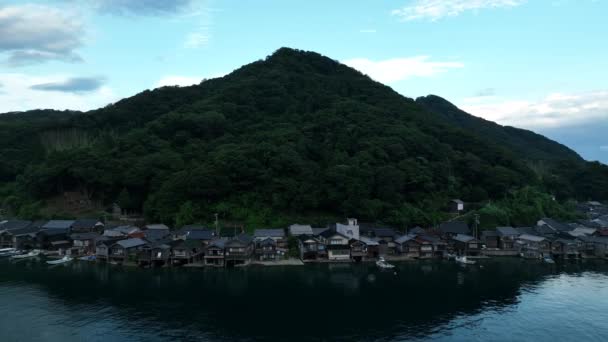 Rotate Row Houses Fishing Village Water Mountain High Quality Footage — Stock video