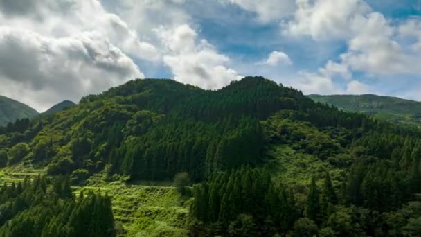 Hyperlapse Fluffy White Clouds Move Green Mountain Landscape High Quality — Stockvideo