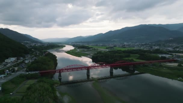 Κόκκινη Γέφυρα Στον Ποταμό Γιοσίνο Μέσω Κοιλάδας Και Ορεινού Τοπίου — Αρχείο Βίντεο
