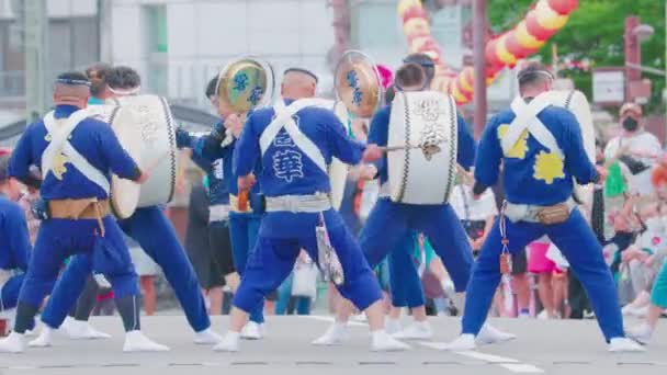 Токусіма Японія Серпня 2022 Барабанщики Активно Виступають Японському Літньому Фестивалі — стокове відео