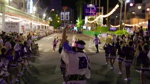 Токусіма Японія Серпня 2022 Виконавці Танцюють Вулиці Під Час Параду — стокове відео