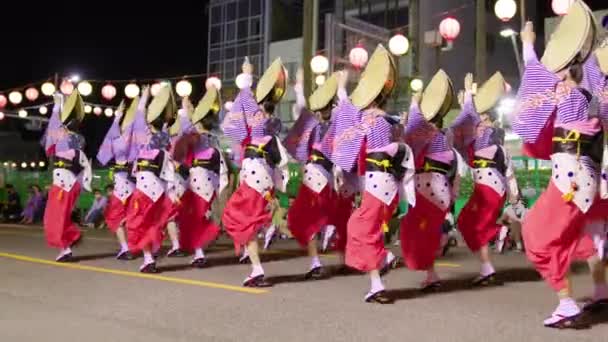 Токусіма Японія Серпня 2022 Жінки Танцюють Унісон Традиційних Кімоно Капелюхах — стокове відео