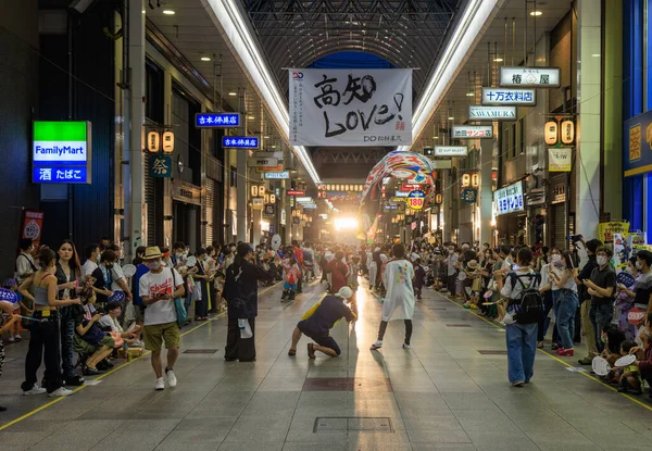 Kochi Japan August 2022 Photographers Take Pictures Performers Covered Shopping — Foto de Stock