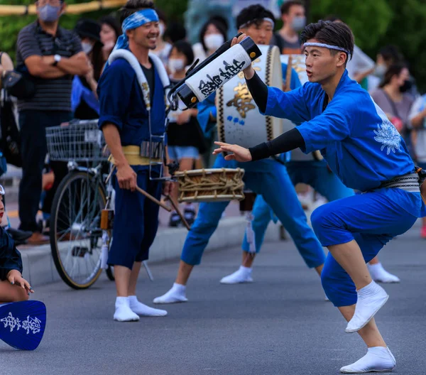 Τοκουσίμα Ιαπωνία Αυγούστου 2002 Αρσενικός Χορευτής Παραδοσιακά Μπλε Ρούχα Πραγματοποιεί — Φωτογραφία Αρχείου