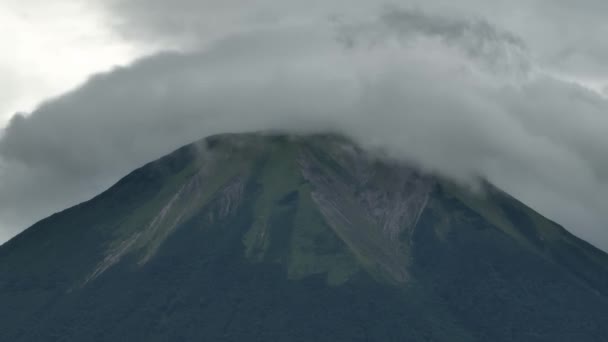 Σύννεφο Κινείται Αργά Πάνω Από Την Κορυφή Του Βουνού Daisen — Αρχείο Βίντεο